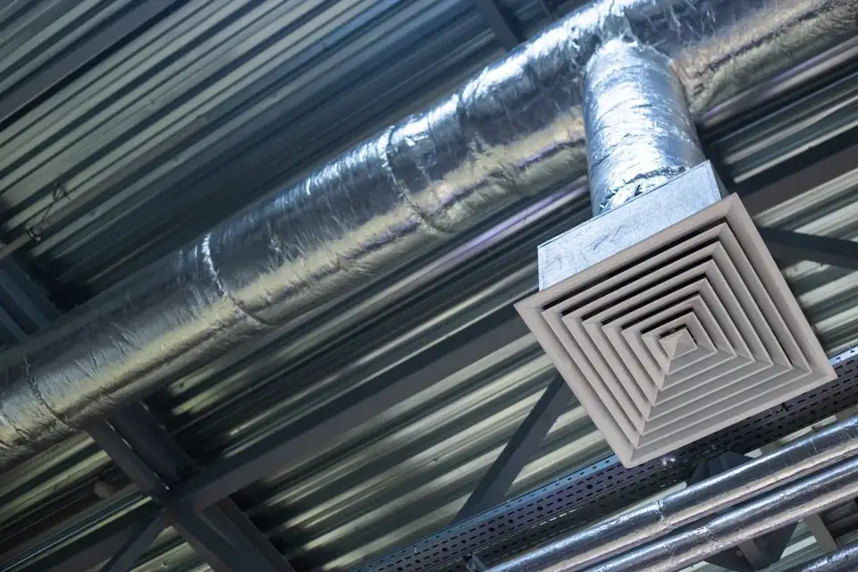Ventilatiekanaal en luchtrooster aan het plafond