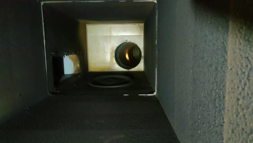 Vet en vuil op de bodem en binnenwanden van een geopende ventilatiekast